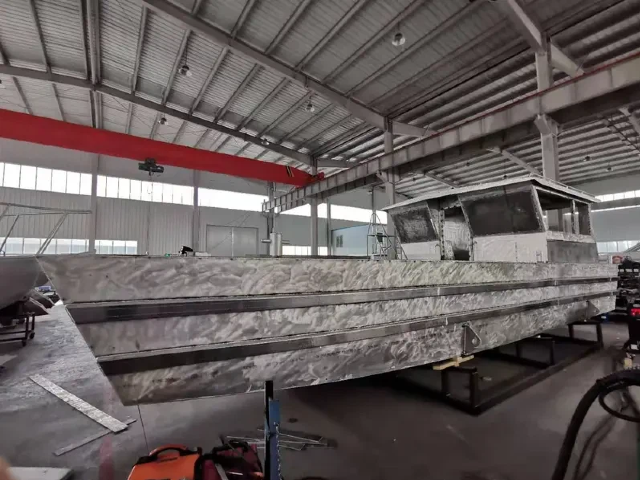 Quão resistente é realmente um barco de desembarque de alumínio de 11 m?