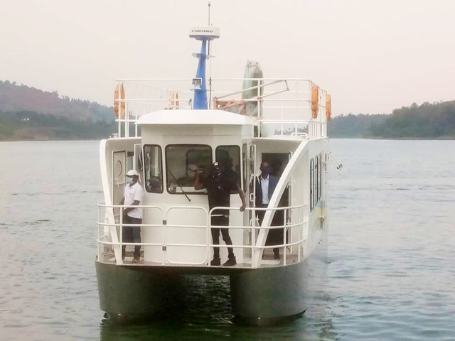 Barco de passageiros com casco catamarã 11M