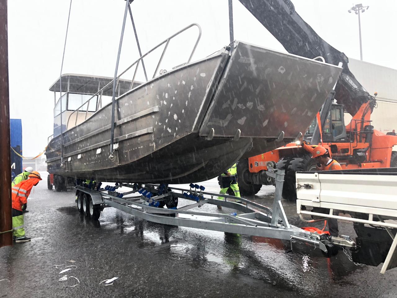 A cabine reforçada do conforto do casco da embarcação de pouso de alumínio de 10m pode ser personalizada com logotipo de impressão em cores navio de carga do navio de pouso